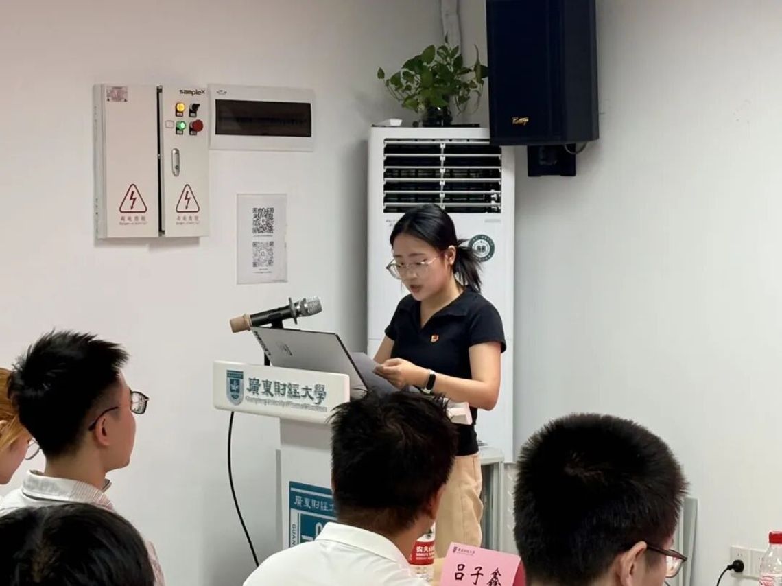 研究生第一党支部副书记周小颖同志作主持 研究生第一党支部副书记周小颖同志作主持